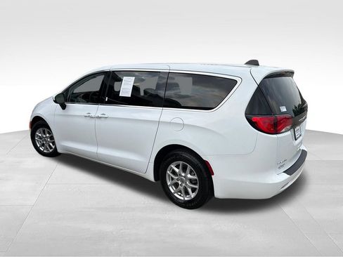 Used 2023 Chrysler Voyager LX FWD image 3