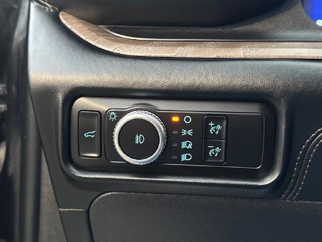 Used 2023 Ford Explorer Platinum w/ Technology Package AWD/4WD image 18