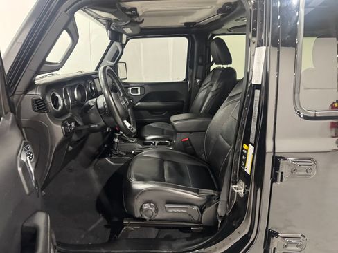 Used 2020 Jeep Wrangler Unlimited Sahara w/ Dual Top Group AWD/4WD image 15