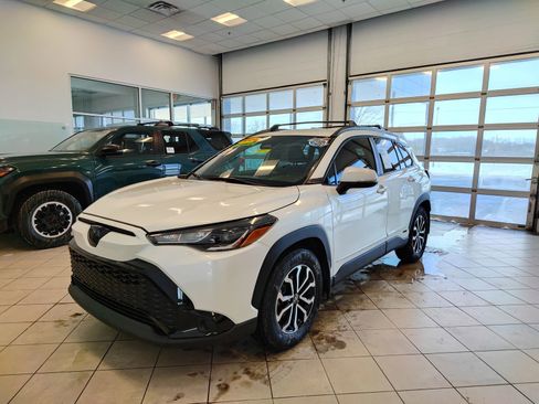 Used 2024 Toyota Corolla Cross SE image 6