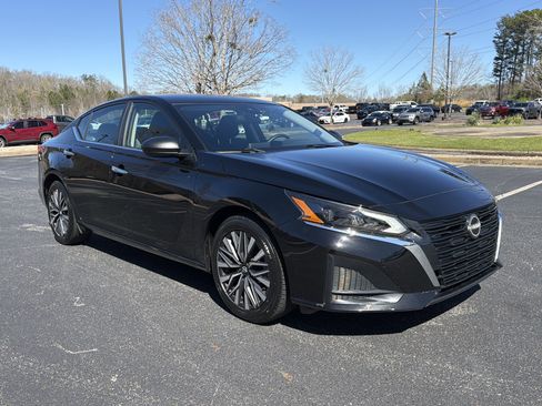 Used 2025 Nissan Altima 2.5 SV image 3