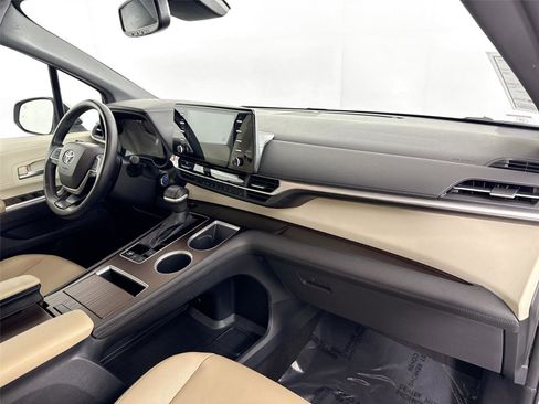 Certified 2023 Toyota Sienna XLE image 43