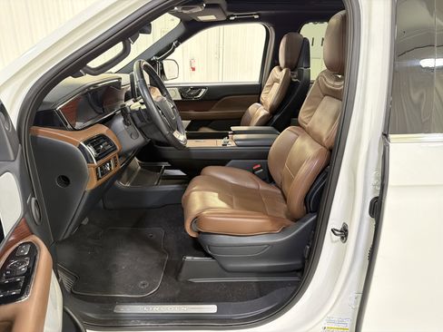 Used 2024 Lincoln Navigator L Reserve image 11