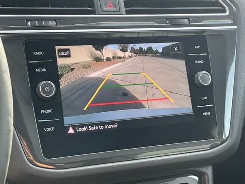 Used 2024 Volkswagen Tiguan SE w/ Panoramic Sunroof Package image 17