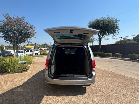 Used 2016 Dodge Grand Caravan SE FWD image 14