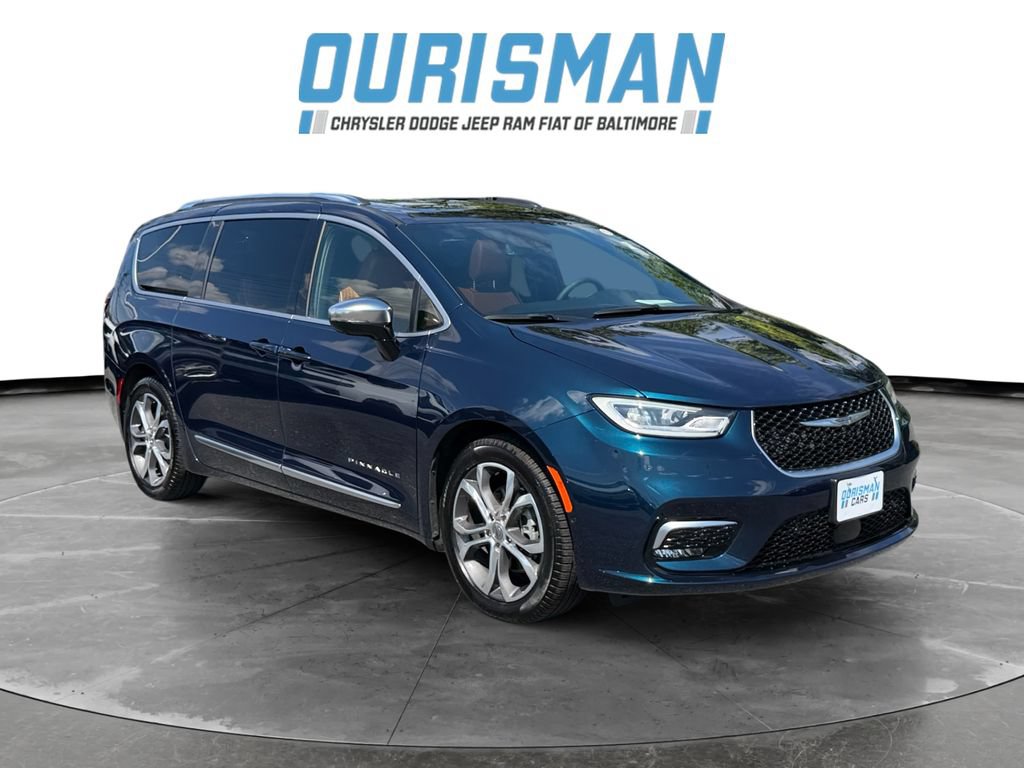 Used 2025 Chrysler Pacifica Pinnacle w/ Trailer Tow Group FWD image 1