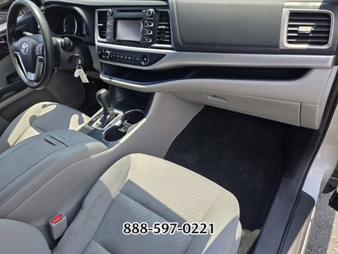 Used 2019 Toyota Highlander LE FWD image 19