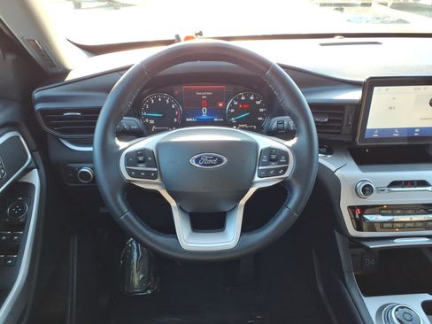 Used 2022 Ford Explorer XLT image 17