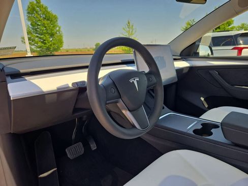 Used 2025 Tesla Model Y Long Range AWD/4WD image 2