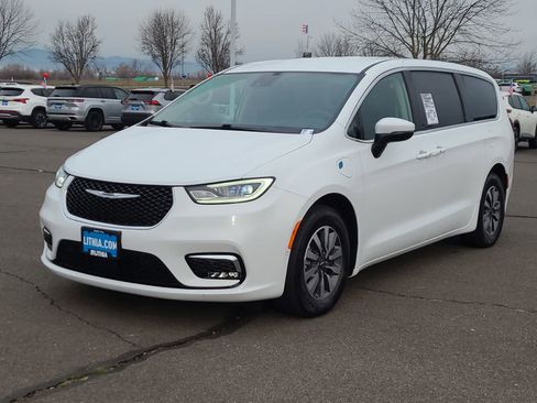 Used 2023 Chrysler Pacifica Touring-L image 1