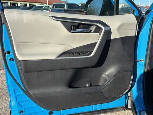 Used 2021 Toyota RAV4 XLE Premium image 17