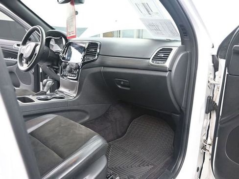 Used 2019 Jeep Grand Cherokee Altitude image 24