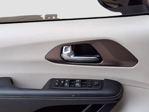 Used 2023 Chrysler Voyager LX image 14