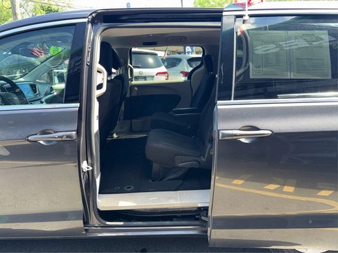 Used 2017 Chrysler Pacifica Touring FWD image 10