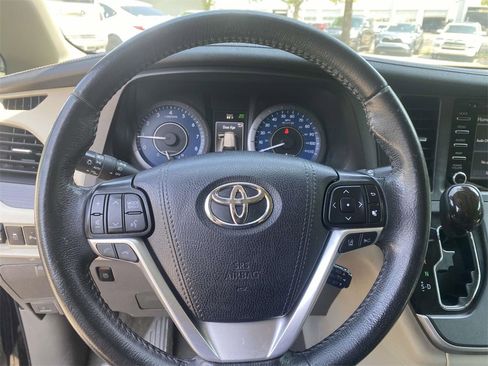 Used 2020 Toyota Sienna XLE image 33
