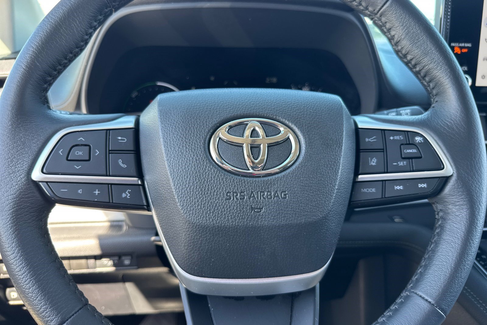 Used 2025 Toyota Sienna XLE FWD image 11