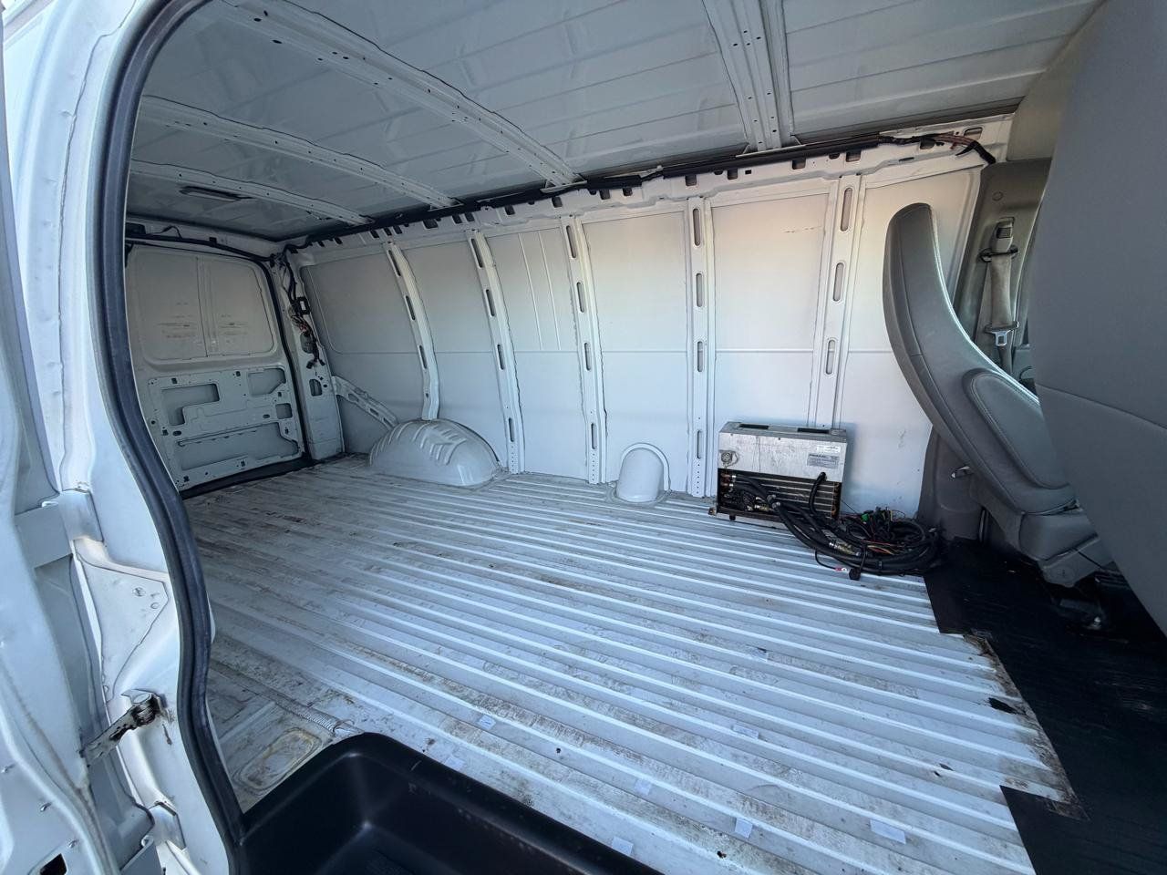 Used 2014 Chevrolet Express 3500 Extended RWD image 15