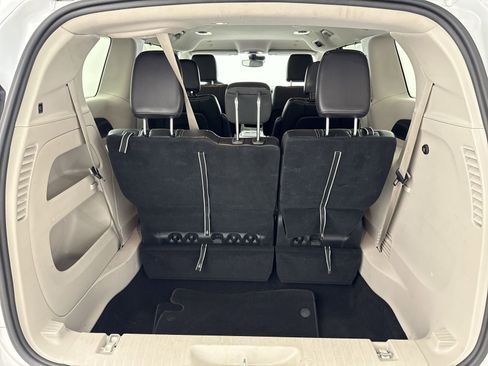 Used 2023 Chrysler Pacifica Touring-L image 41