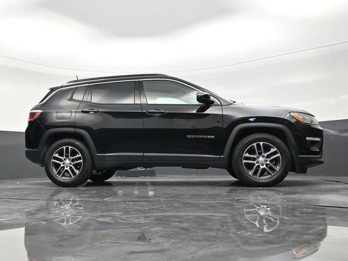 Used 2018 Jeep Compass Latitude FWD image 25