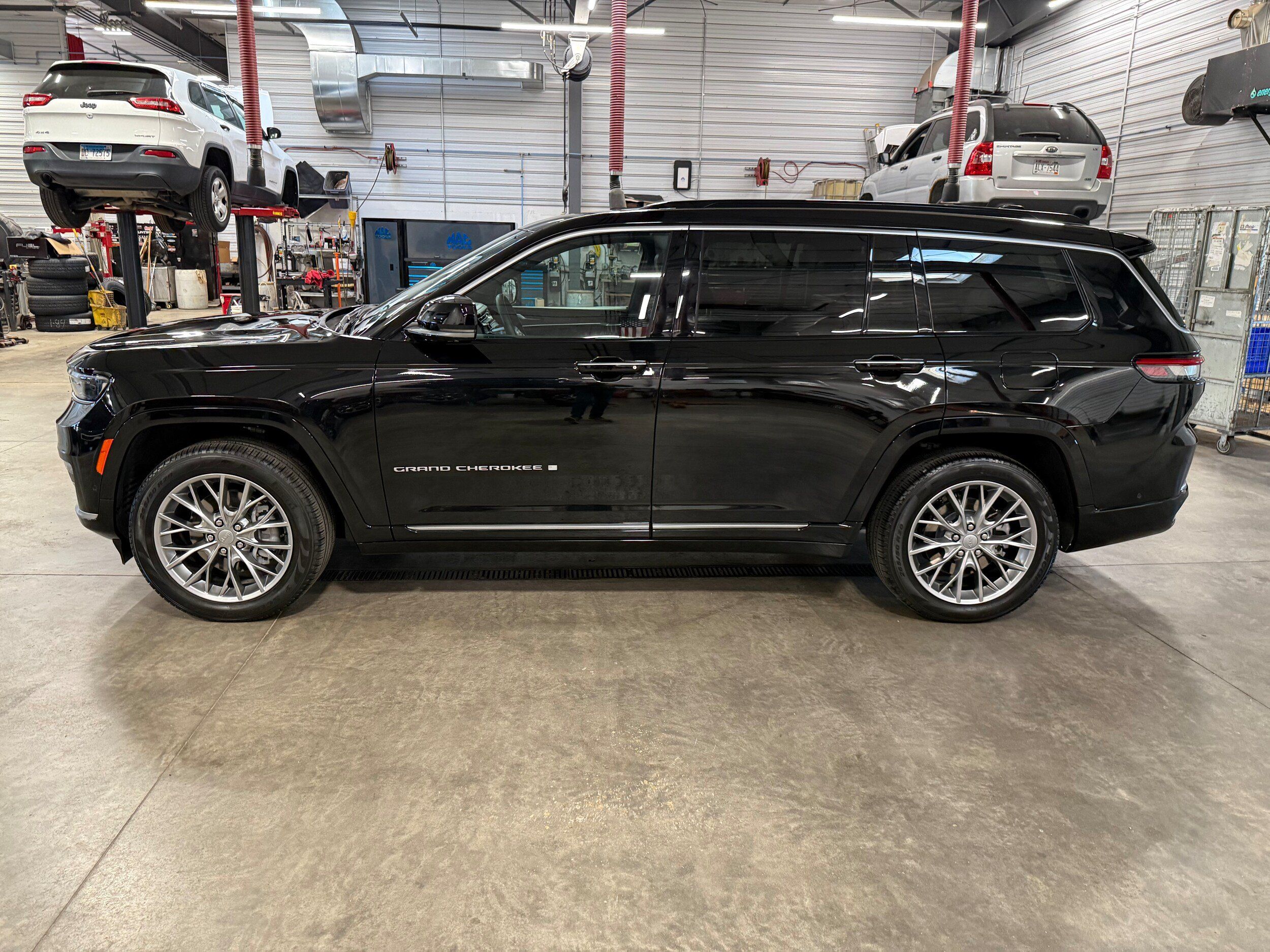 Used 2025 Jeep Grand Cherokee L Summit w/ Luxury Tech Group V AWD/4WD image 38