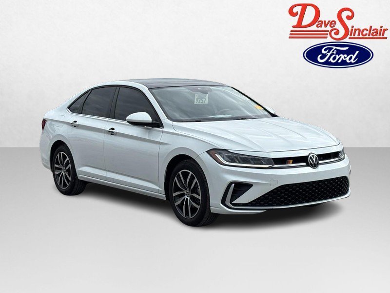 Used 2025 Volkswagen Jetta SE w/ Sunroof Package FWD image 4