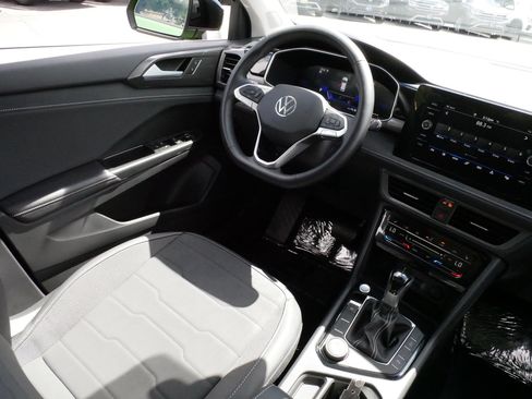 Certified 2025 Volkswagen Taos SE AWD/4WD image 9