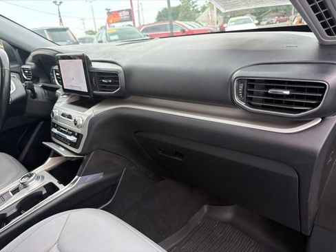 Used 2021 Ford Explorer XLT w/ Equipment Group 202A AWD/4WD image 31