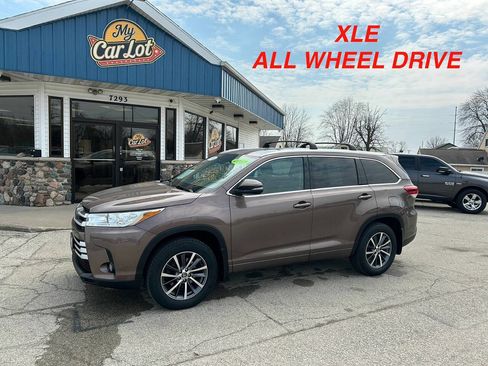 Used 2017 Toyota Highlander XLE image 2