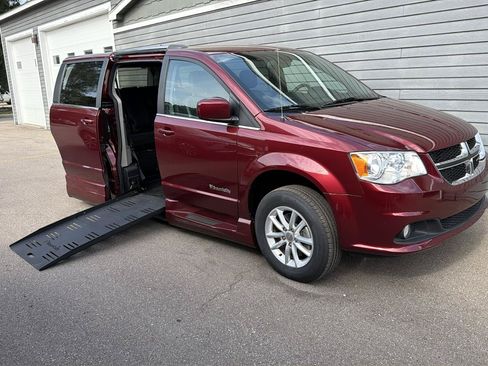 Used 2019 Dodge Grand Caravan SXT FWD image 2