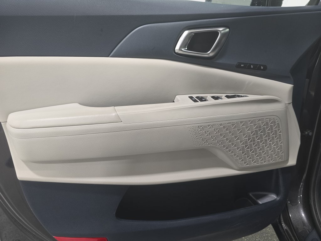 Used 2025 Kia Carnival EX FWD image 22