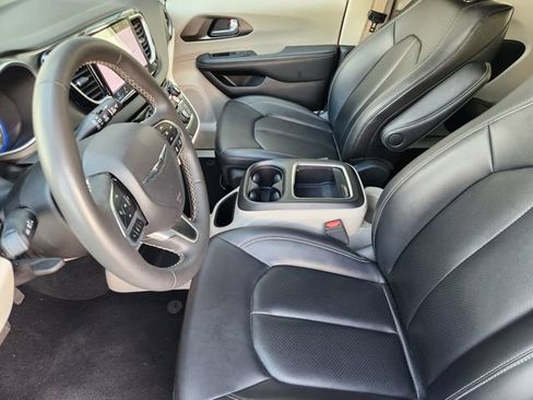 Used 2024 Chrysler Pacifica Touring-L FWD image 12