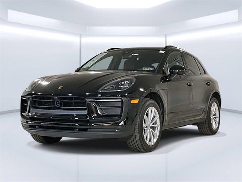 Used 2025 Porsche Macan image 1