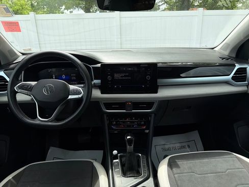 Used 2025 Volkswagen Taos SE FWD image 14