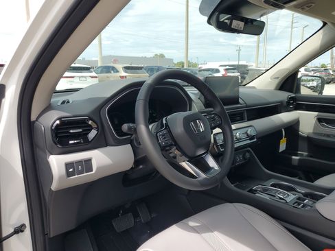 New 2025 Honda Pilot Touring image 18
