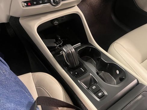 Used 2019 Volvo XC40 T5 Momentum image 28