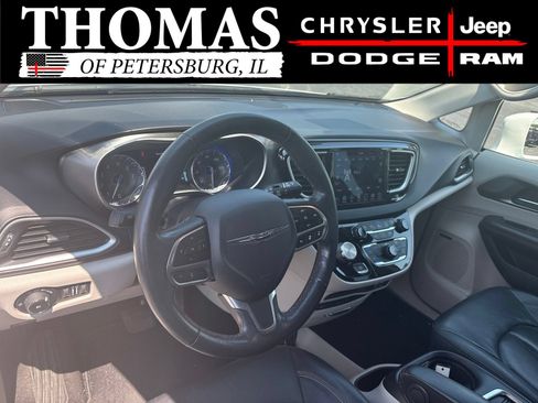 Used 2020 Chrysler Pacifica Touring-L Plus w/ Tire & Wheel Group FWD image 11
