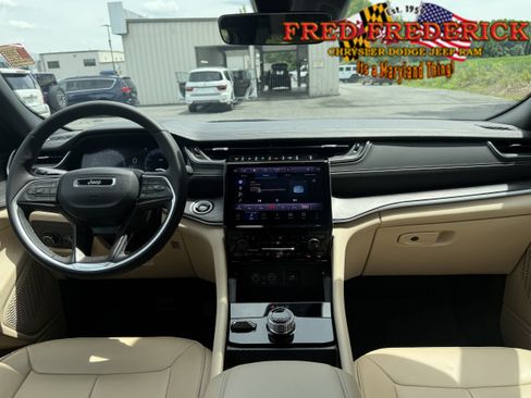 Used 2025 Jeep Grand Cherokee Limited AWD/4WD image 14