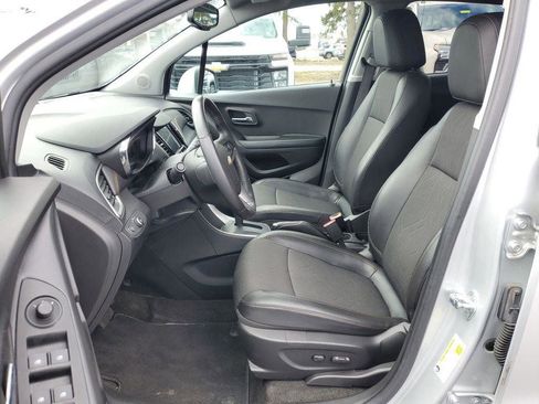 Used 2022 Chevrolet Trax LT w/ LT Convenience Package image 5