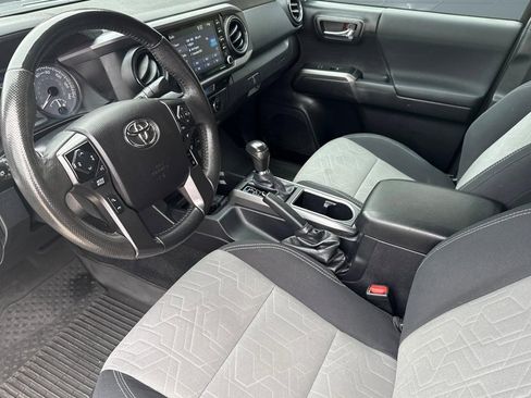 Used 2021 Toyota Tacoma TRD Off-Road w/ Technology Package AWD/4WD image 4