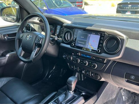 Used 2022 Toyota Tacoma TRD Off-Road w/ TRD Premium Off Road Package AWD/4WD image 20