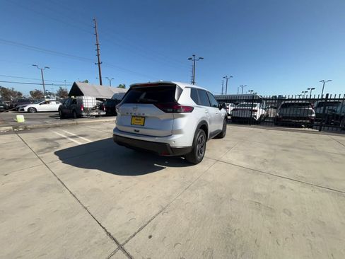 Used 2025 Nissan Rogue SV FWD image 14