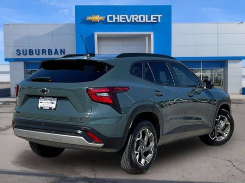 Used 2025 Chevrolet Trax LT w/ Sunroof Package FWD image 4