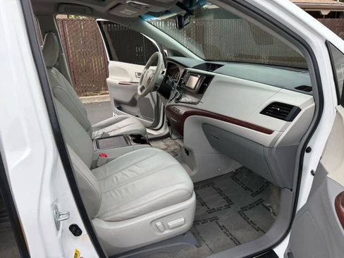 Used 2013 Toyota Sienna XLE image 13