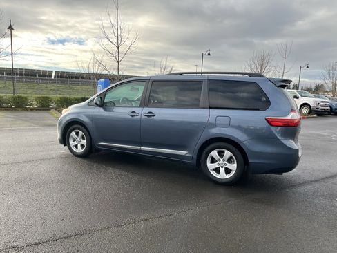 Used 2017 Toyota Sienna LE image 3