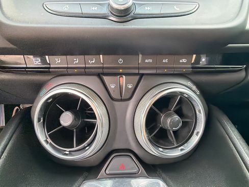 Used 2020 Chevrolet Camaro LT image 31