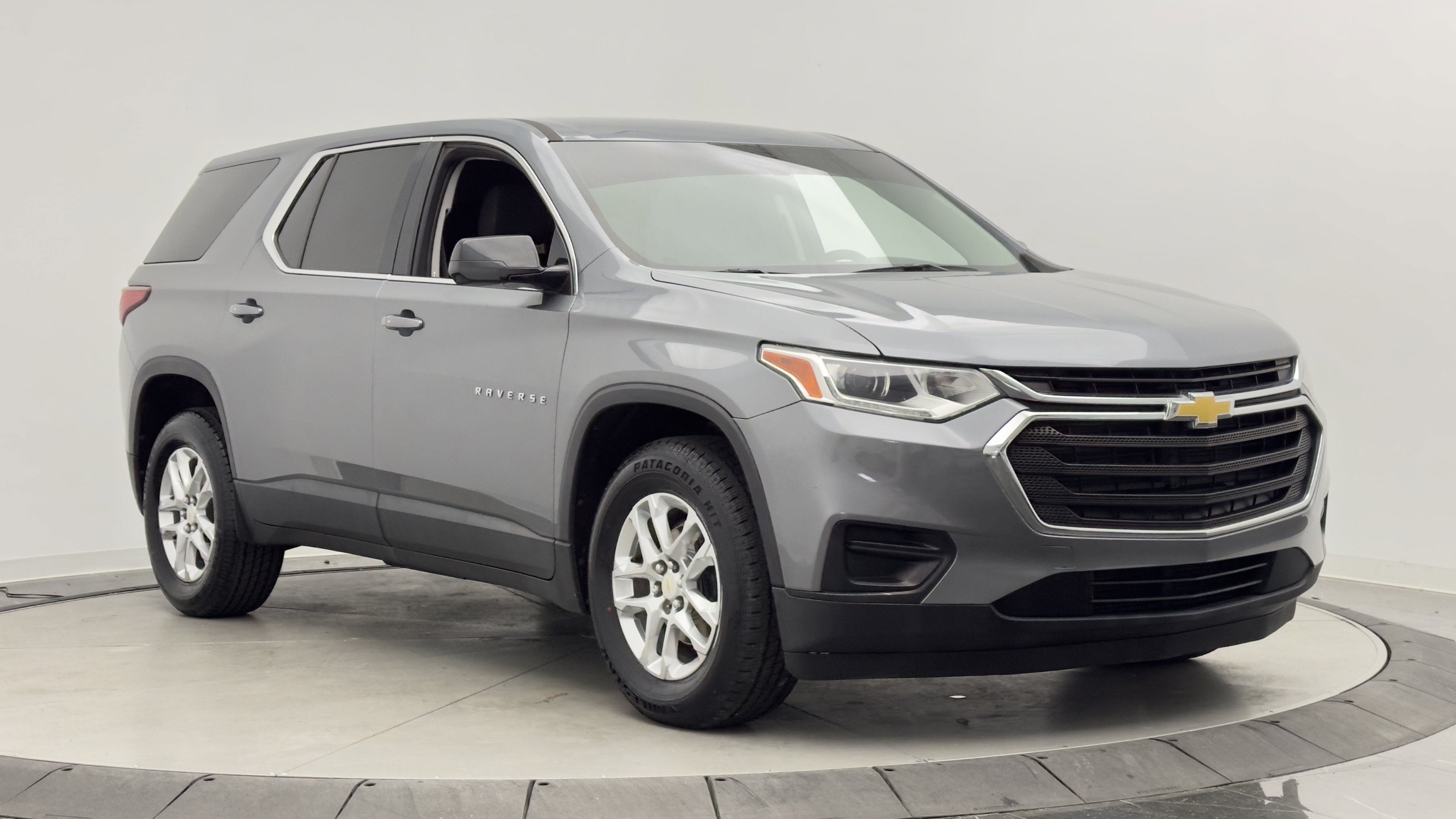 Used 2018 Chevrolet Traverse LS FWD image 3