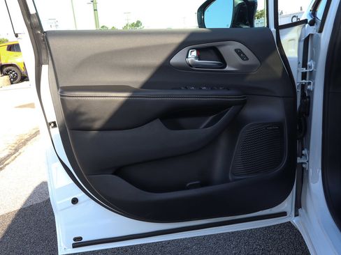 New 2027 Chrysler Pacifica Limited AWD/4WD image 7