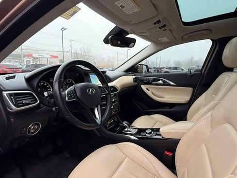 Used 2017 INFINITI QX30 Premium w/ Navigation Package image 12