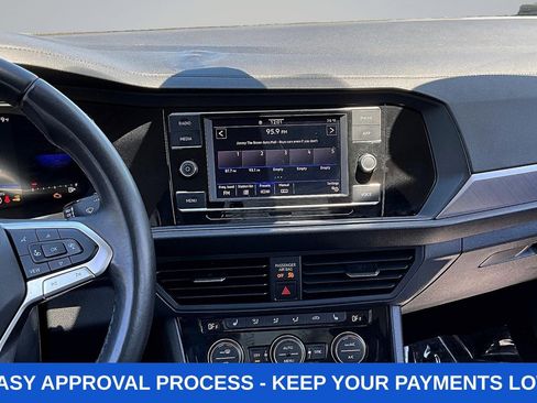 Used 2024 Volkswagen Jetta SE FWD image 9