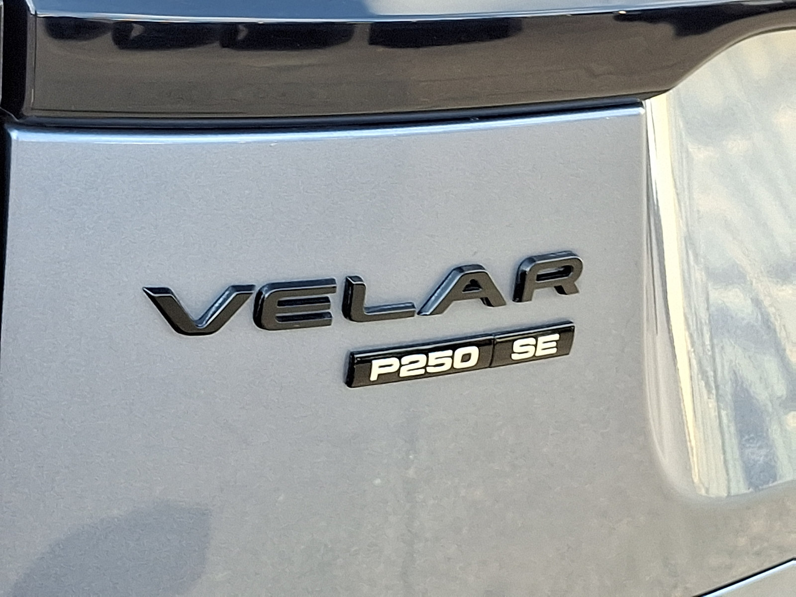 Used 2019 Land Rover Range Rover Velar R-Dynamic SE AWD/4WD image 30
